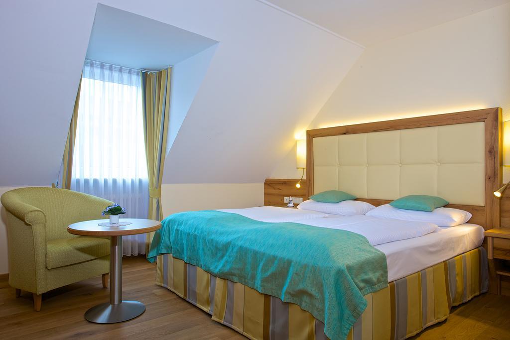 Hotel Am Schlossberg Erding Exterior photo